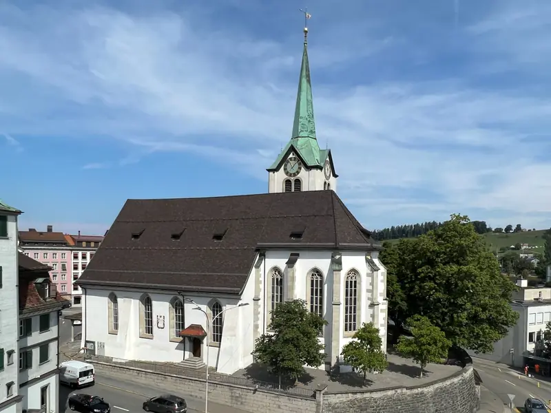 Die reformierte Kirche am Platz in Herisau unter blauem Himmel.