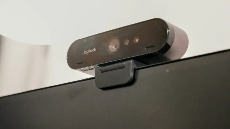 Eine Webcam sitzt oben auf einem Computerbildschirm.