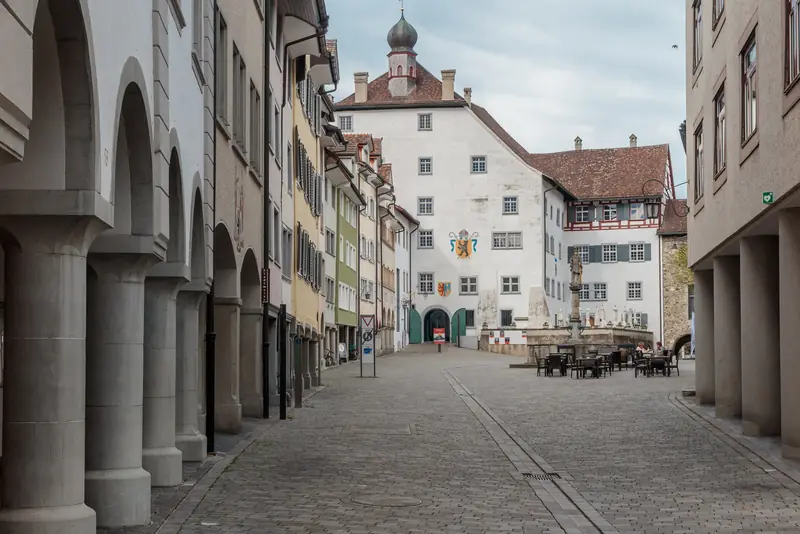 Die Marktgasse in der Altstadt von Wil mit dem Hof zu Wil.