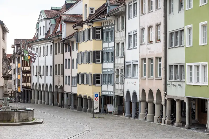 Die Marktgasse in Wil mit ihren Laubengängen und bemalten Häusern.